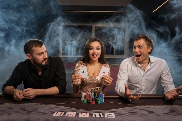 Dealer profesional up togel melempar dadu Sic Bo dengan kamera multi-sudut